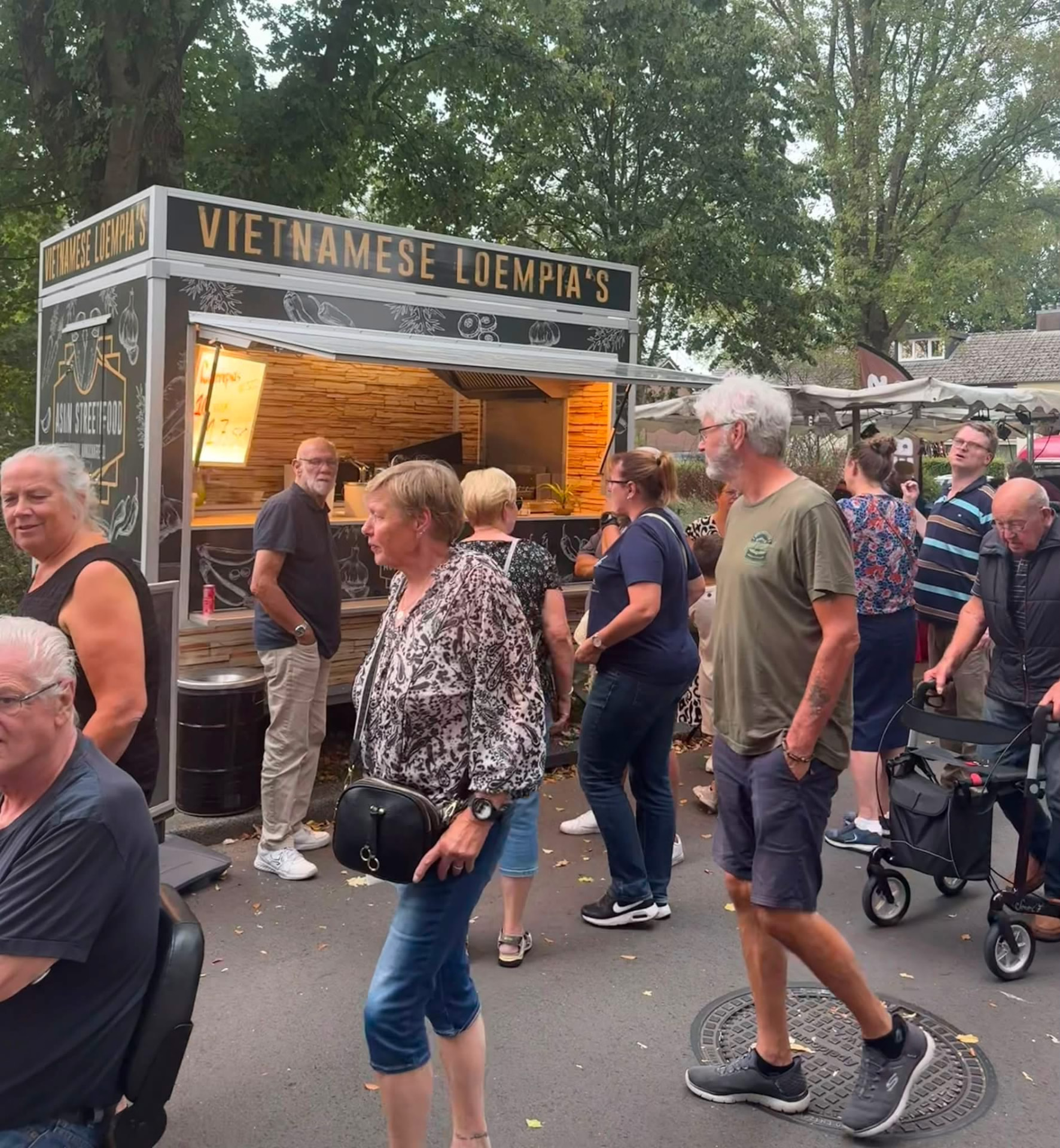 Drukte bij de kraam tijdens een braderie